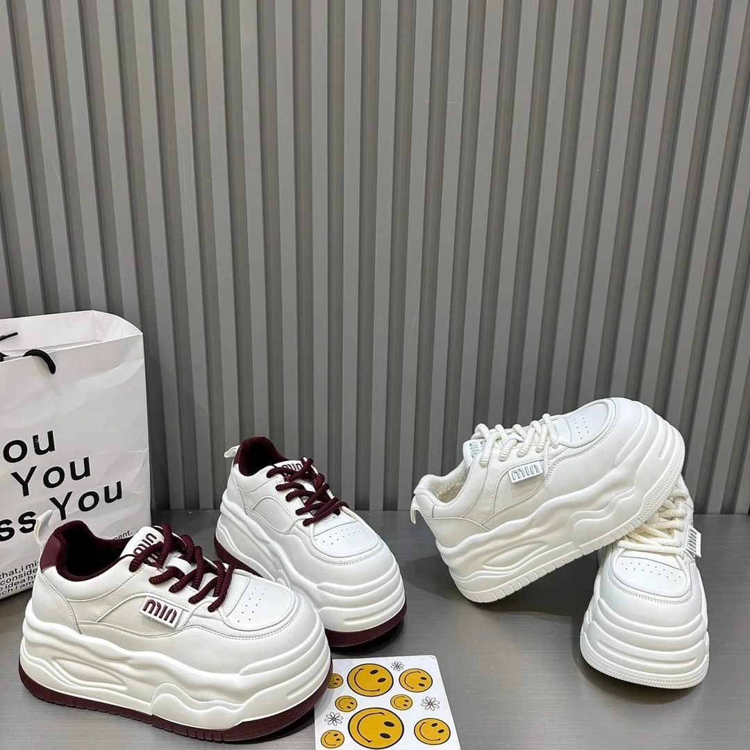 软皮厚底增高小白鞋女2025春秋新款爆款百搭白色松糕休闲面包板鞋