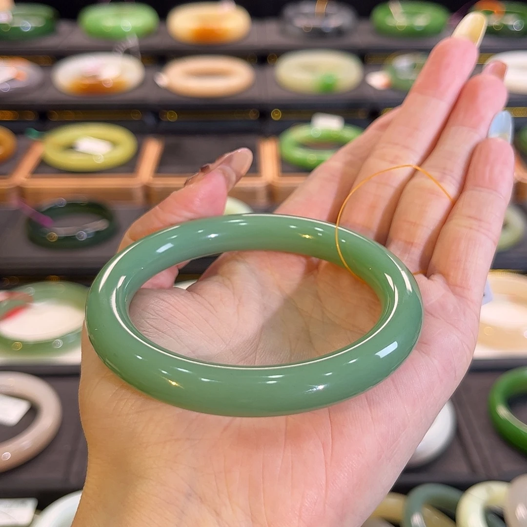 和田玉未镶嵌手镯粉绿