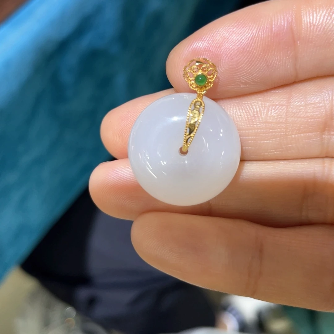 颈饰18K金镶嵌和田玉