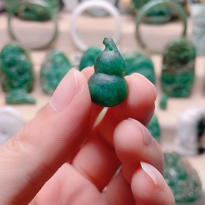 独山玉未镶嵌颈饰