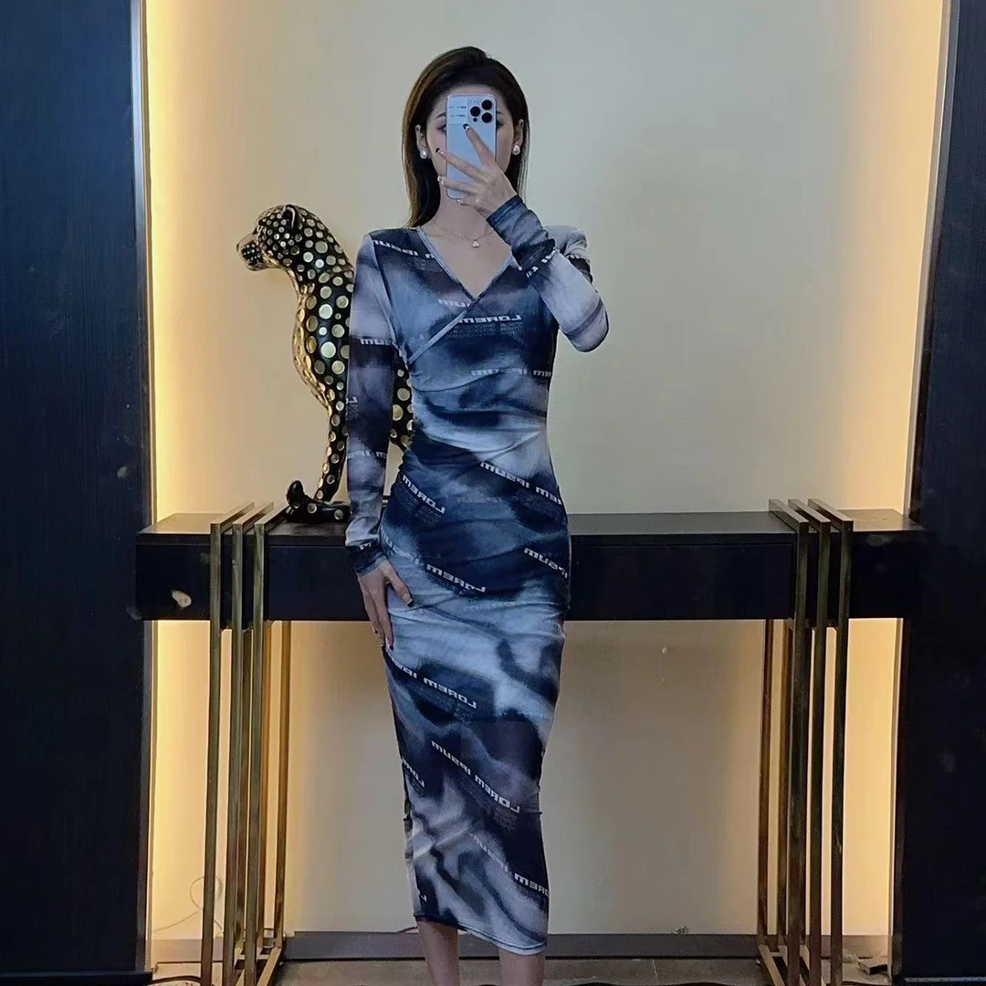 气质女人味轻奢V领长袖黑色字母显瘦包身修身时尚百搭连衣裙长款