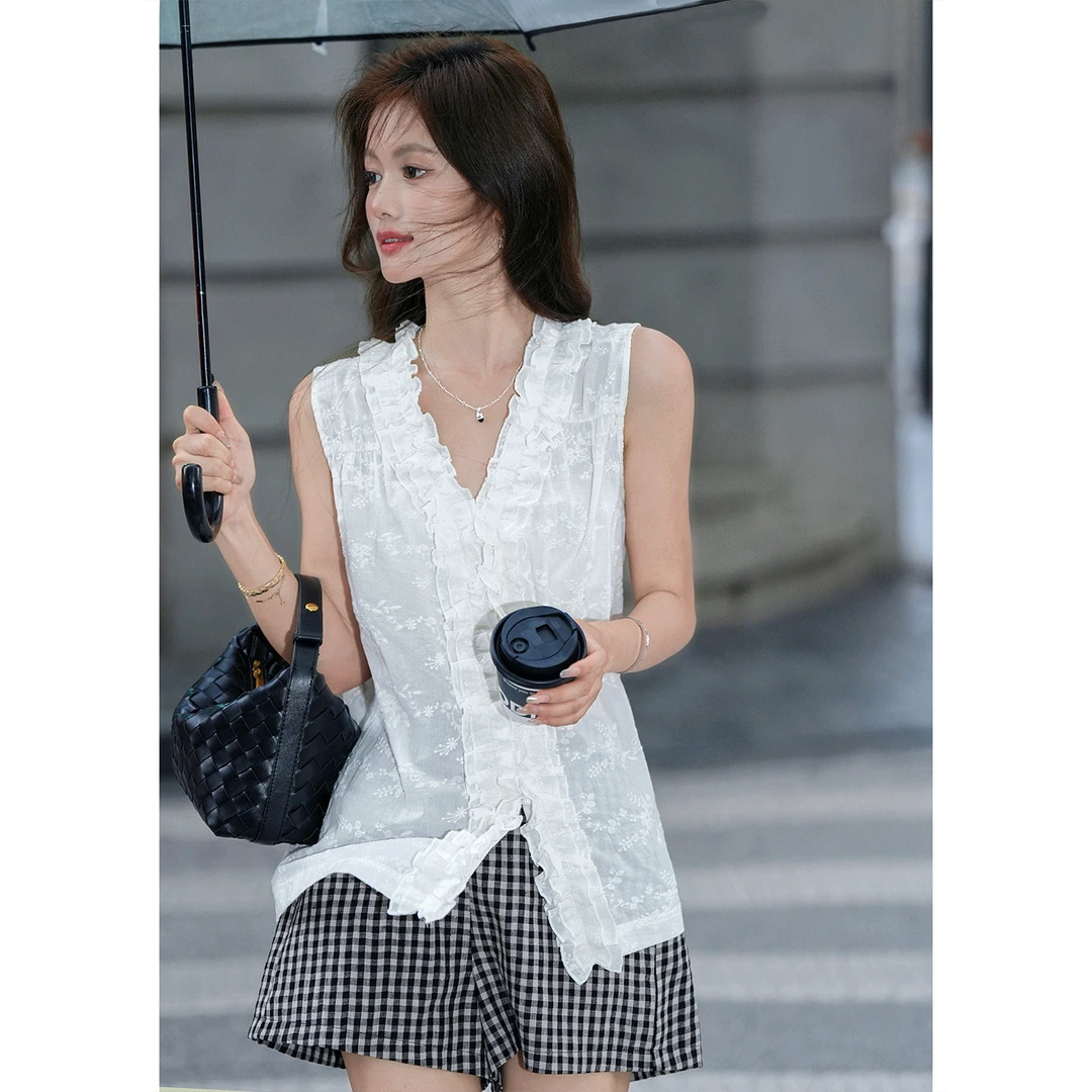 梅子熟了100棉V领绣花荷叶边白色无袖小衫