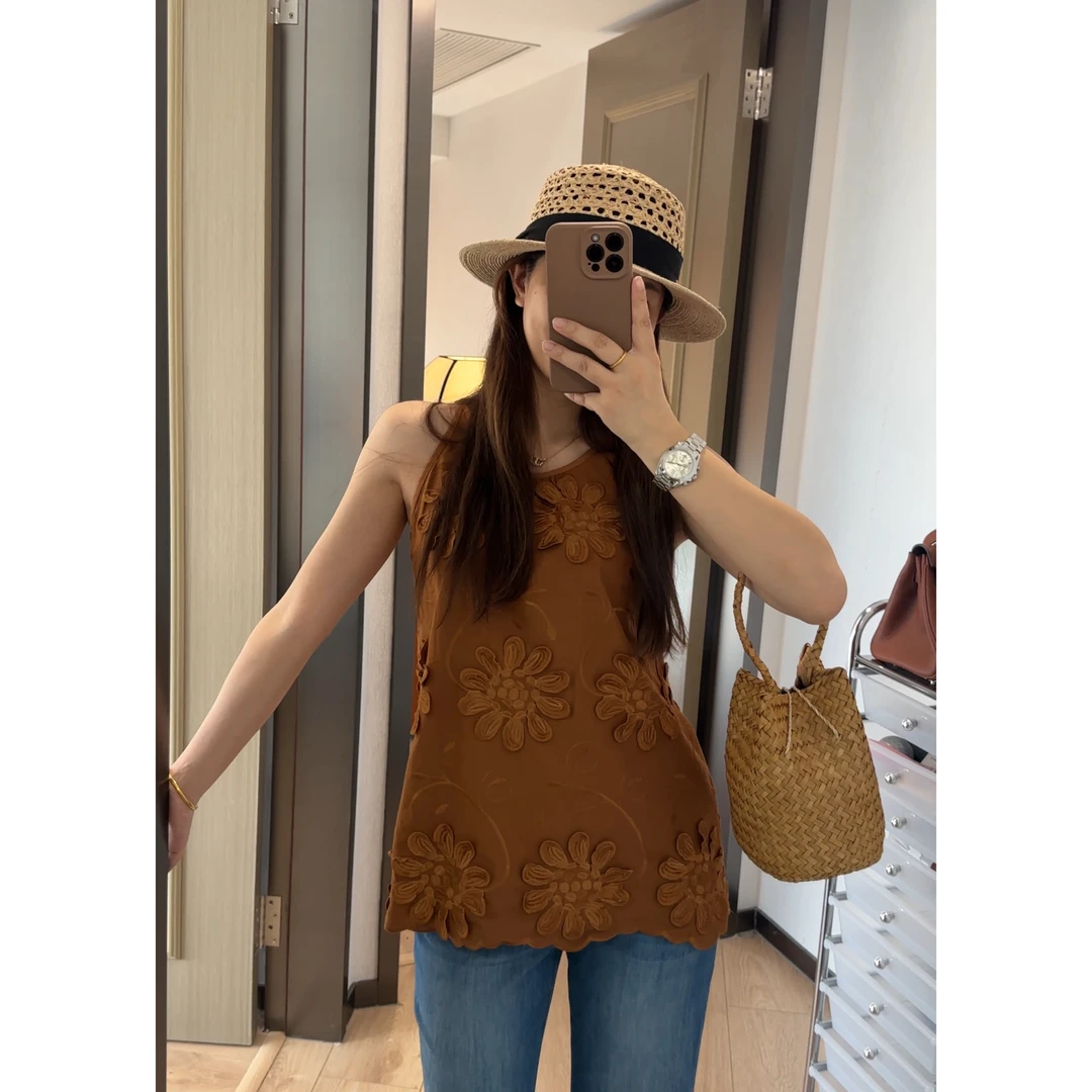 合苞法式复古重工立体刺绣A字挂脖上衣女气质减龄无袖背心小衫