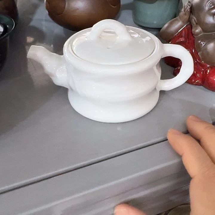 主人杯一个，瓷。。品茗的
