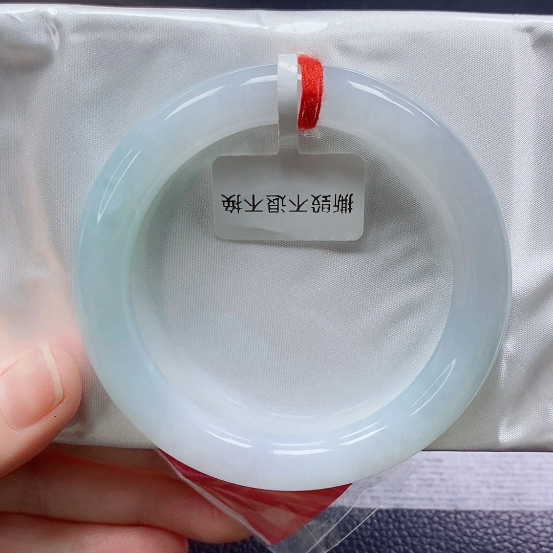 翡翠手镯未镶嵌54圆条蓝天白云