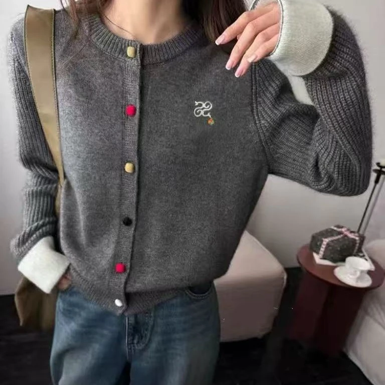 秋款拼接袖彩扣毛衣