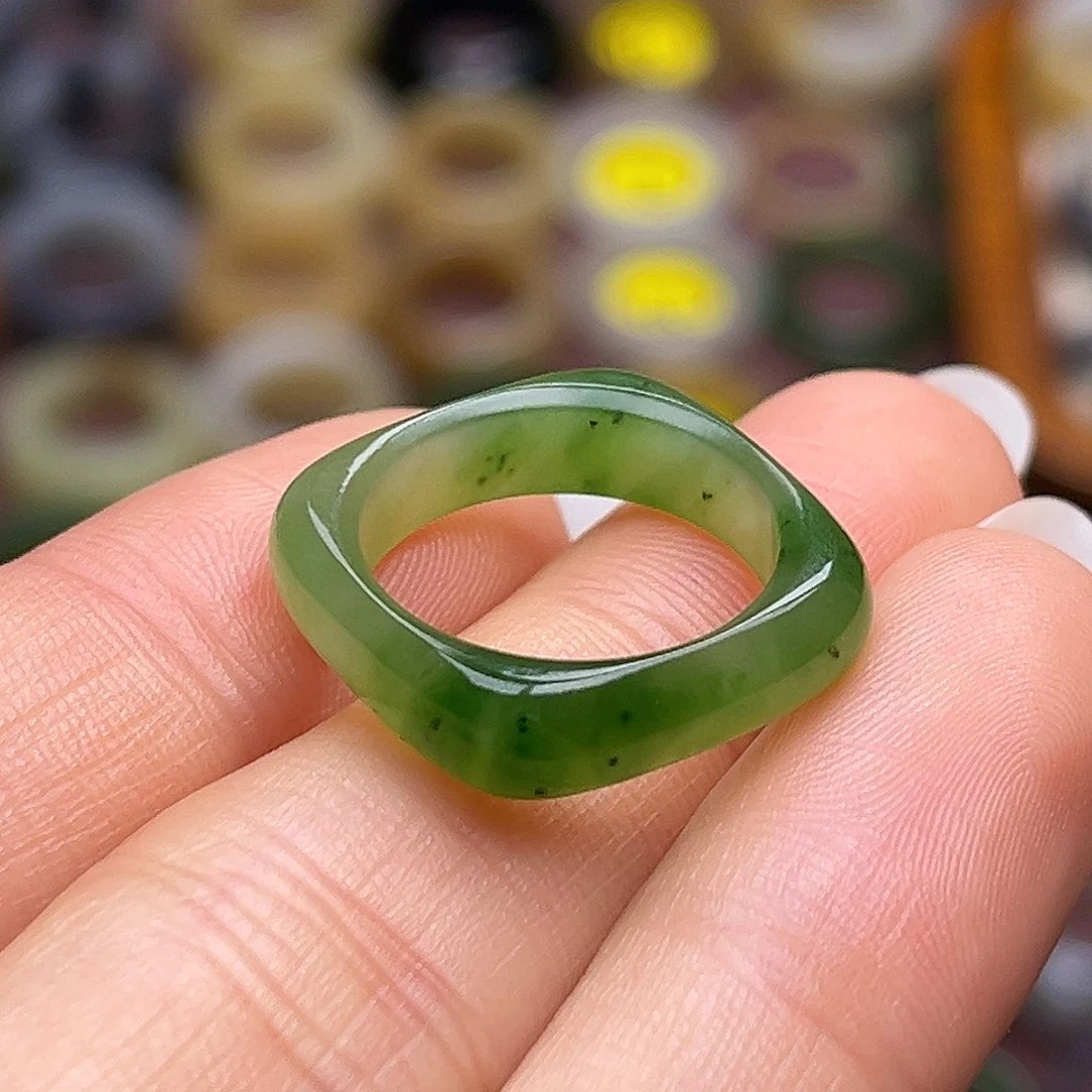和田玉未镶嵌戒指16.3辣绿直切