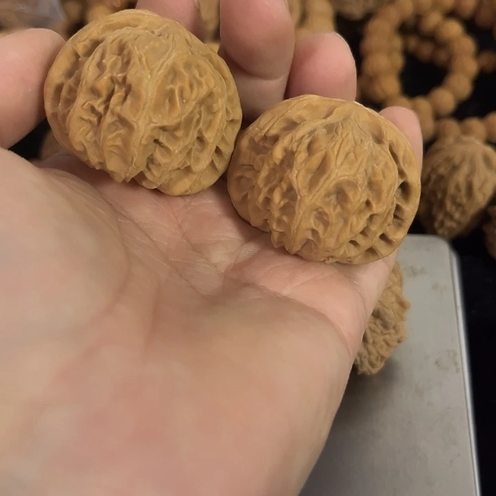 把件文玩核桃42左右微微瑕有修宫灯，编号047