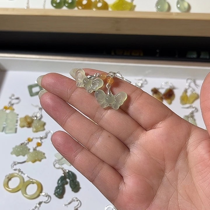 敏***道蛇纹石玉未镶嵌耳饰