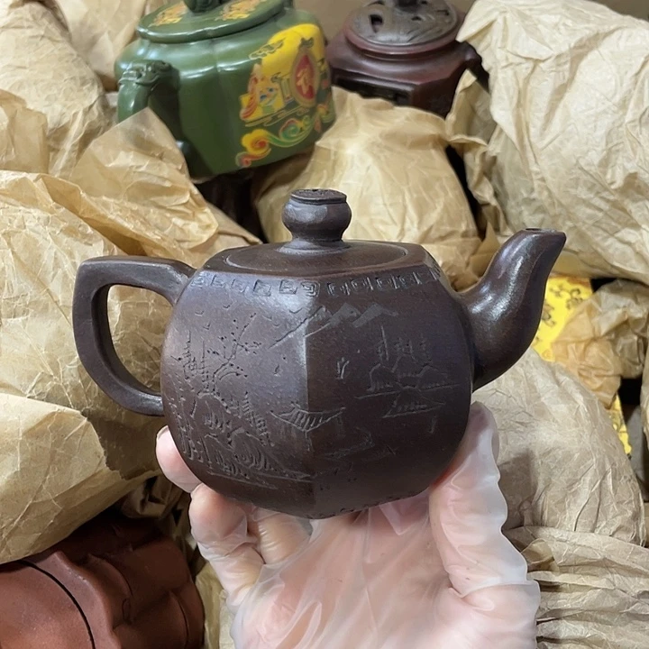 紫砂茶壶原矿泥料，手工制作的一把紫砂壶。