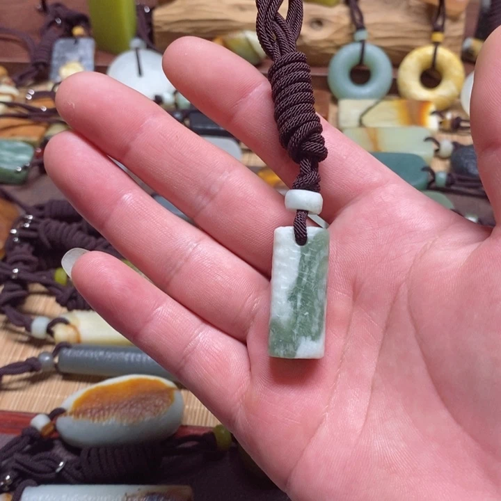 蛇纹石玉挂件未镶嵌