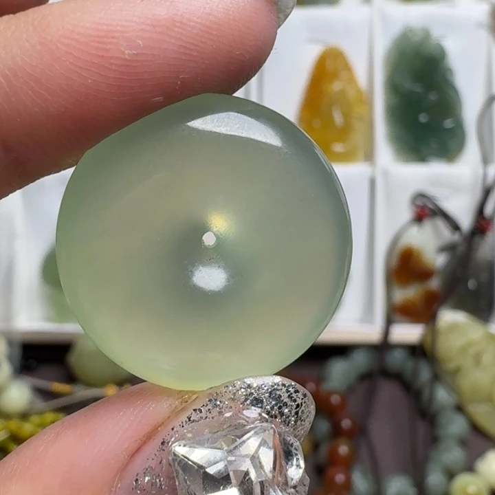 未镶嵌蛇纹石玉吊坠