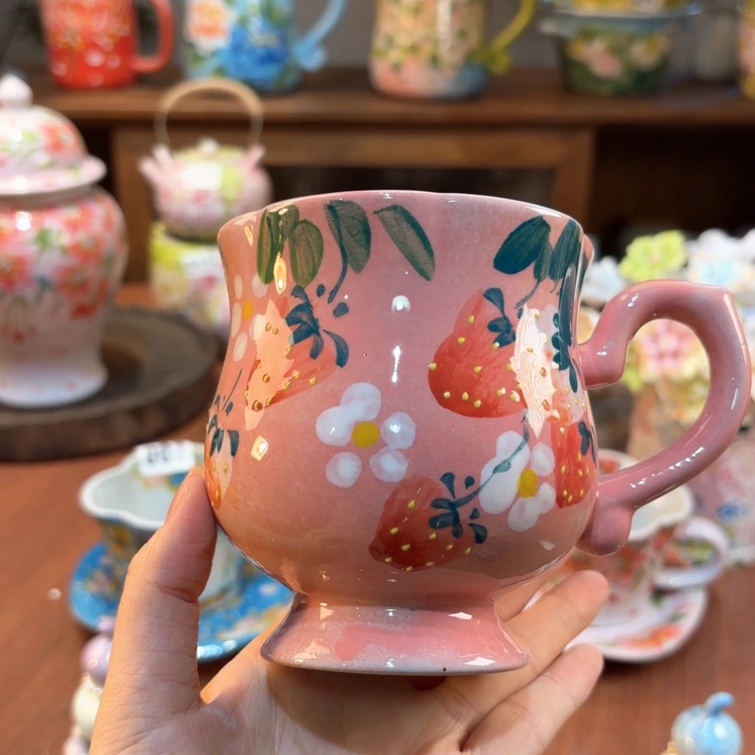 景德镇手绘高温釉下彩陶瓷茶具。