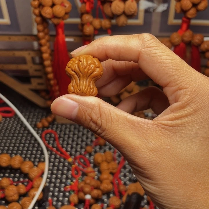 莫***念木质类龙纹桃枭挂件