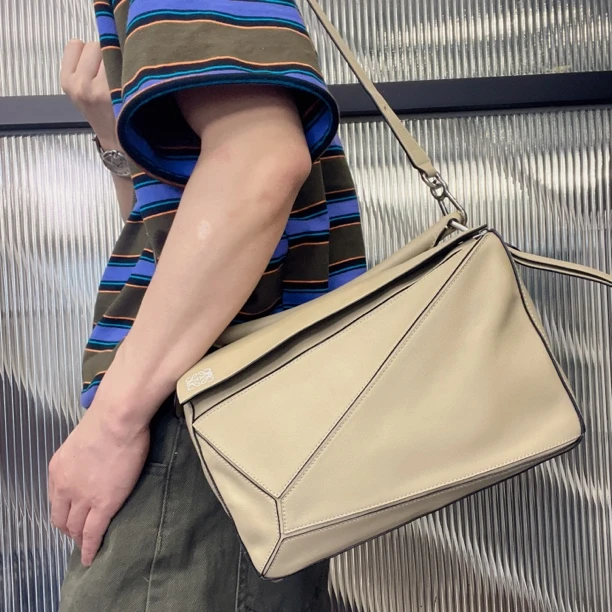 95新 LOEWE/罗意威 【冰】沙色中号puzzle单肩斜挎包