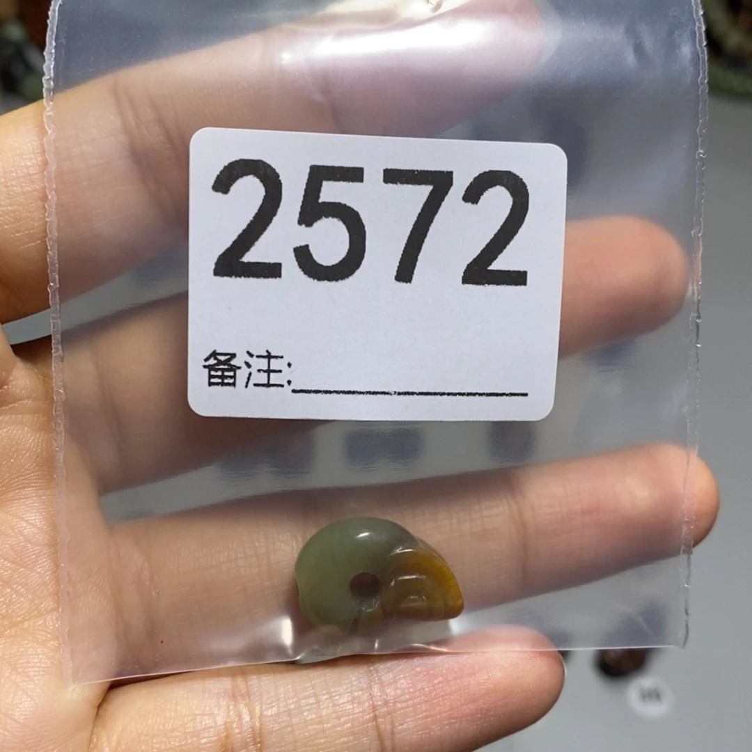颈饰未镶嵌透闪石质玉轻**萤