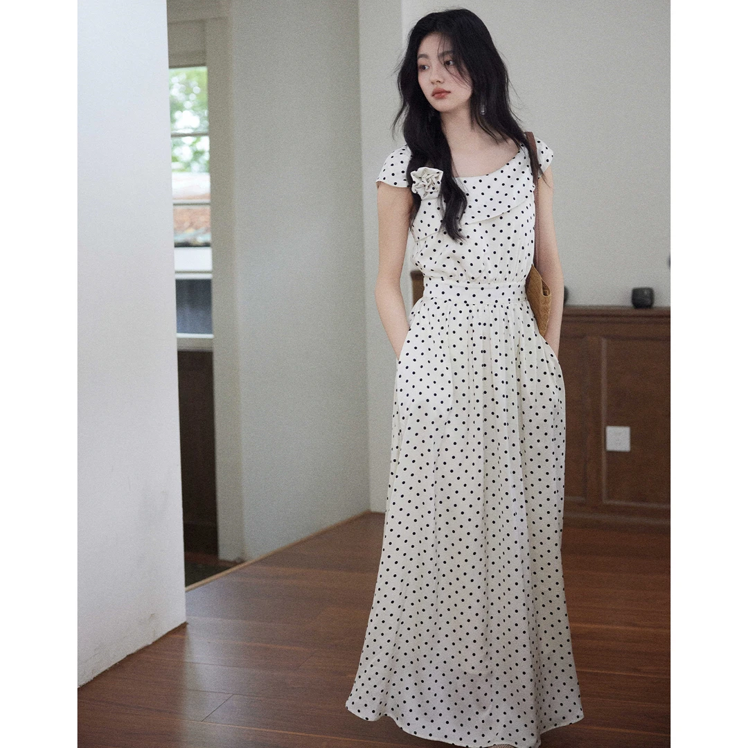 贰羊设计【旧约】设计感领口波点缎面连衣裙女夏季法式温柔长裙