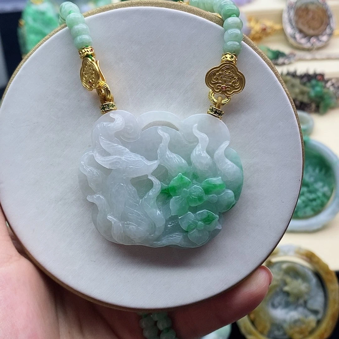翡翠未镶嵌吊坠(赠链)