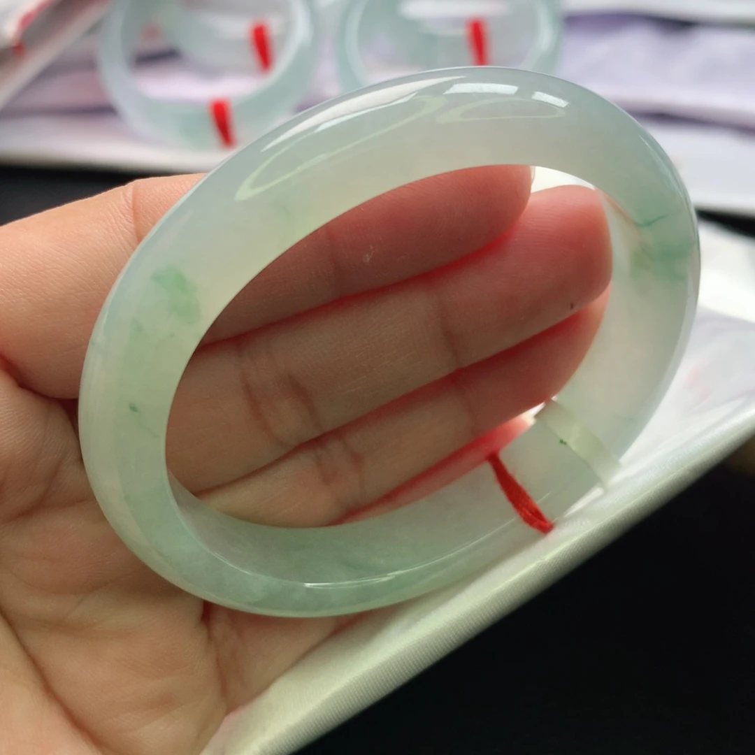 翡翠手镯未镶嵌披****?贵妃l54