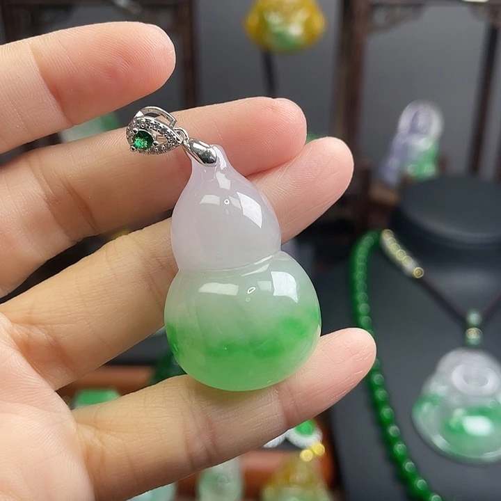 翡翠未镶嵌吊坠(赠链)