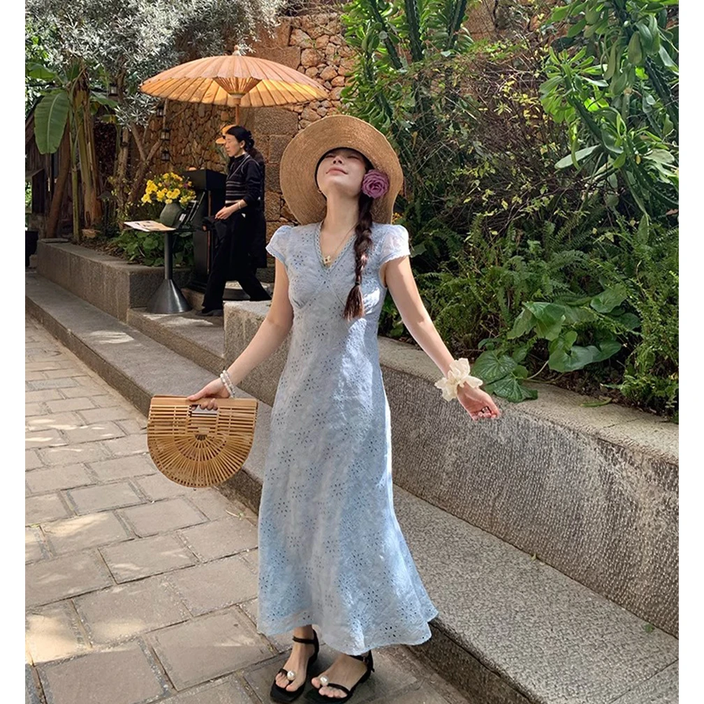 法式浅蓝色V领蕾丝拼接刺绣收腰连衣裙女夏季中长款修身长裙子
