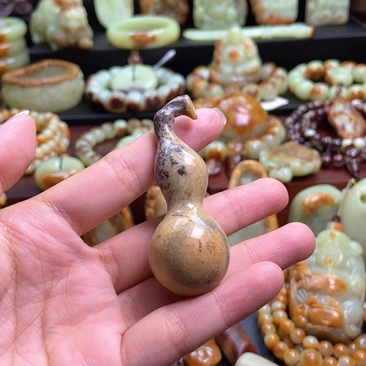 未镶嵌岫岩河磨玉（透闪石质玉）挂件