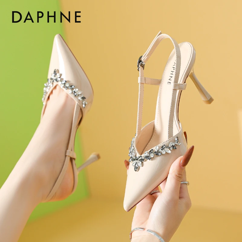达芙妮包头凉鞋女2025新款春夏季尖头细跟水钻一字带绝美高跟鞋女
