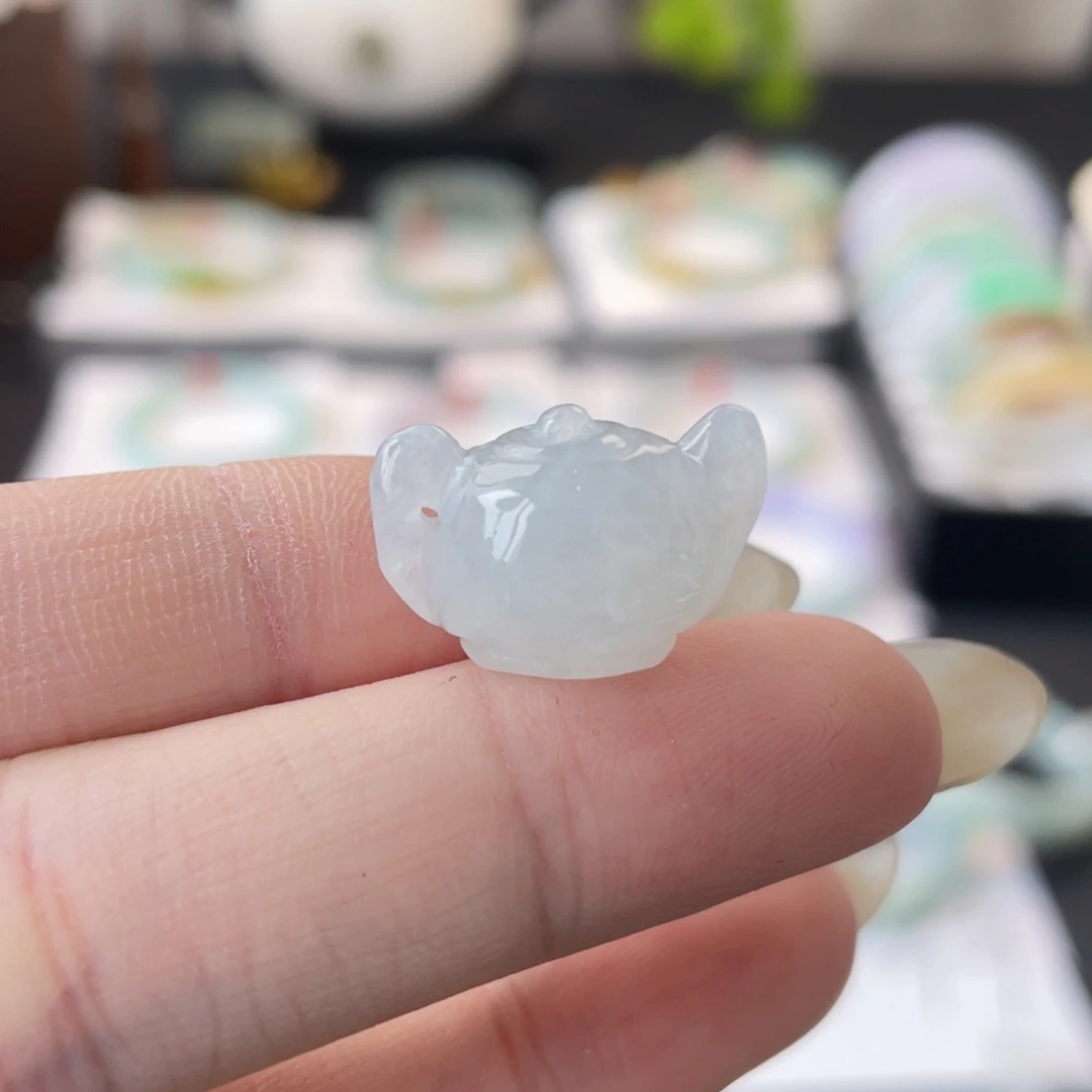 翡翠未镶嵌颈饰冰茶壶吊坠