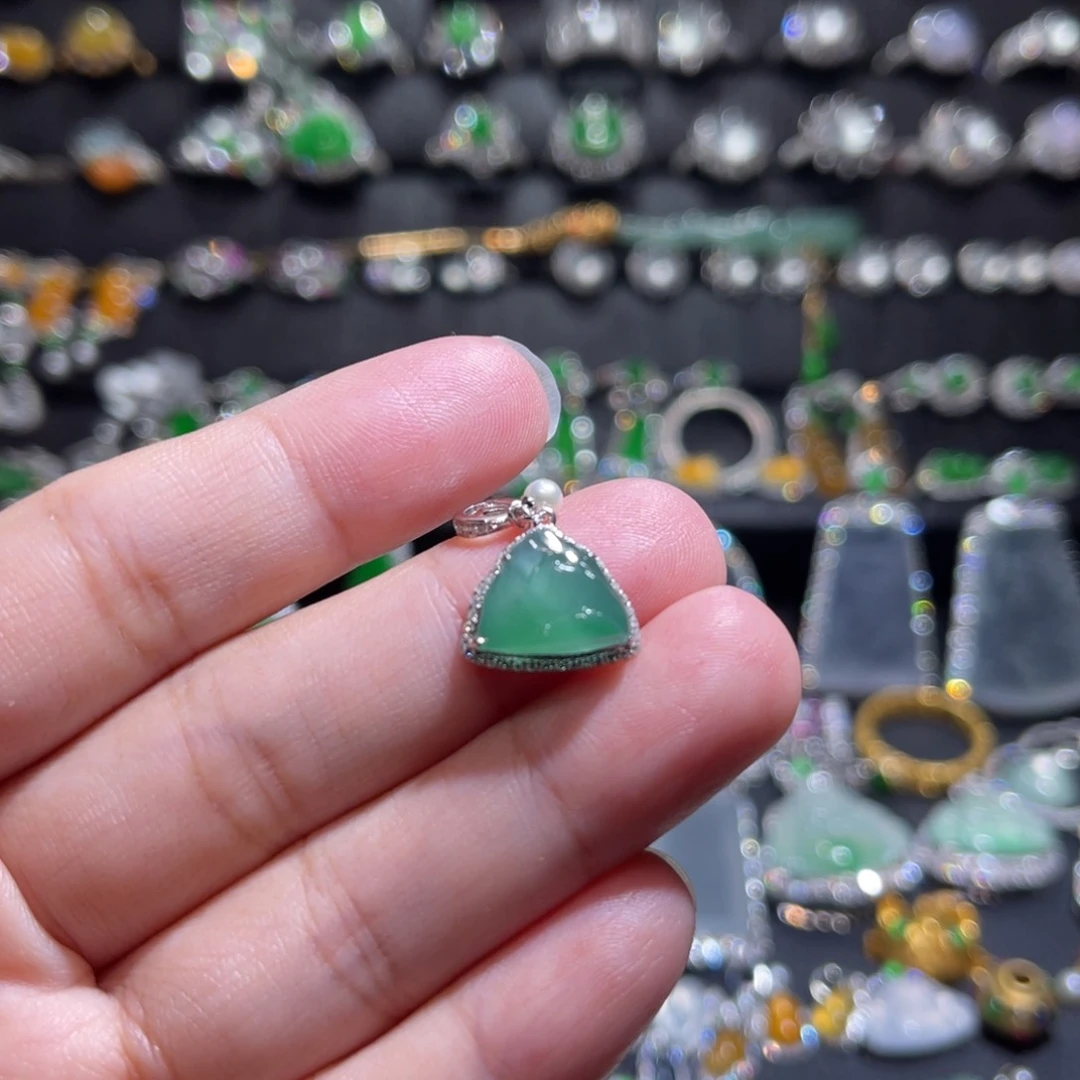 翡翠吊坠(不含链)18K金镶嵌山