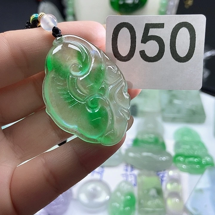 翡翠未镶嵌吊坠(赠链)