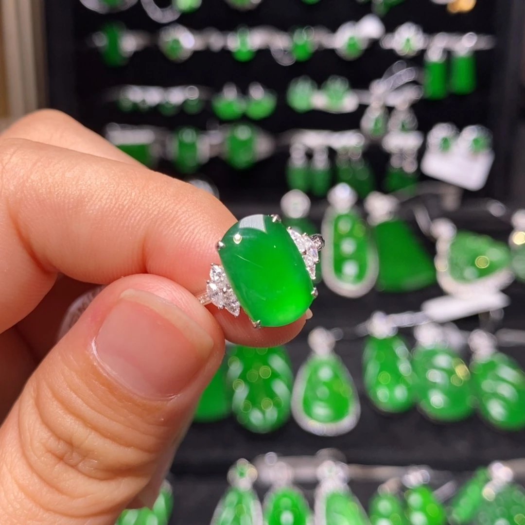 18K金镶嵌戒指翡翠天然翡翠