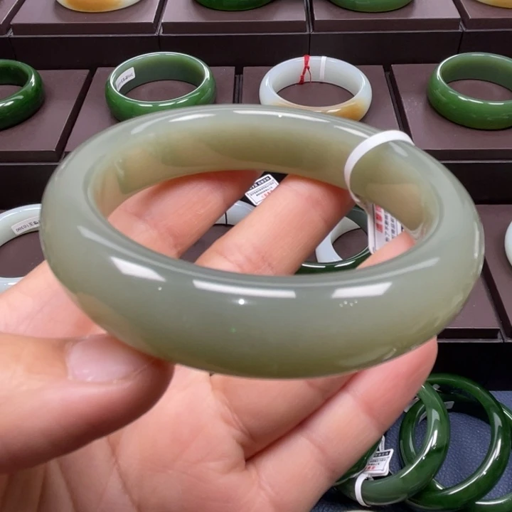 和田玉未镶嵌手镯