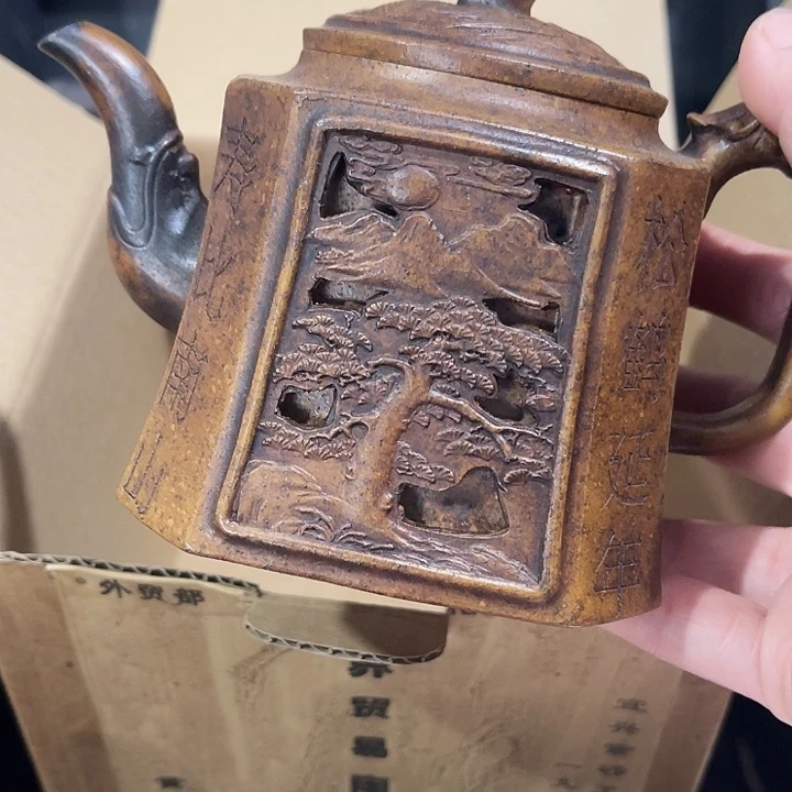 茶壶紫泥原矿泥料手工制作的一把紫砂壶。