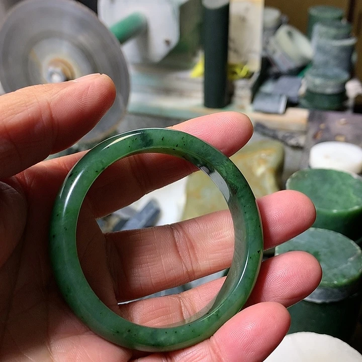 颈饰未镶嵌和田玉（糖玉）