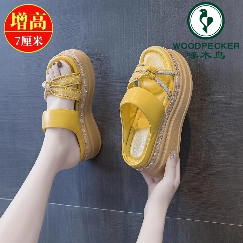 啄木鸟坡跟拖鞋女2025新款夏季外穿一字拖时尚百搭松糕厚底凉拖鞋