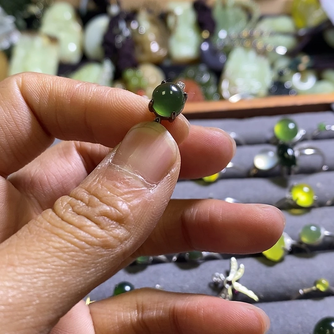 岫玉未镶嵌戒指一个