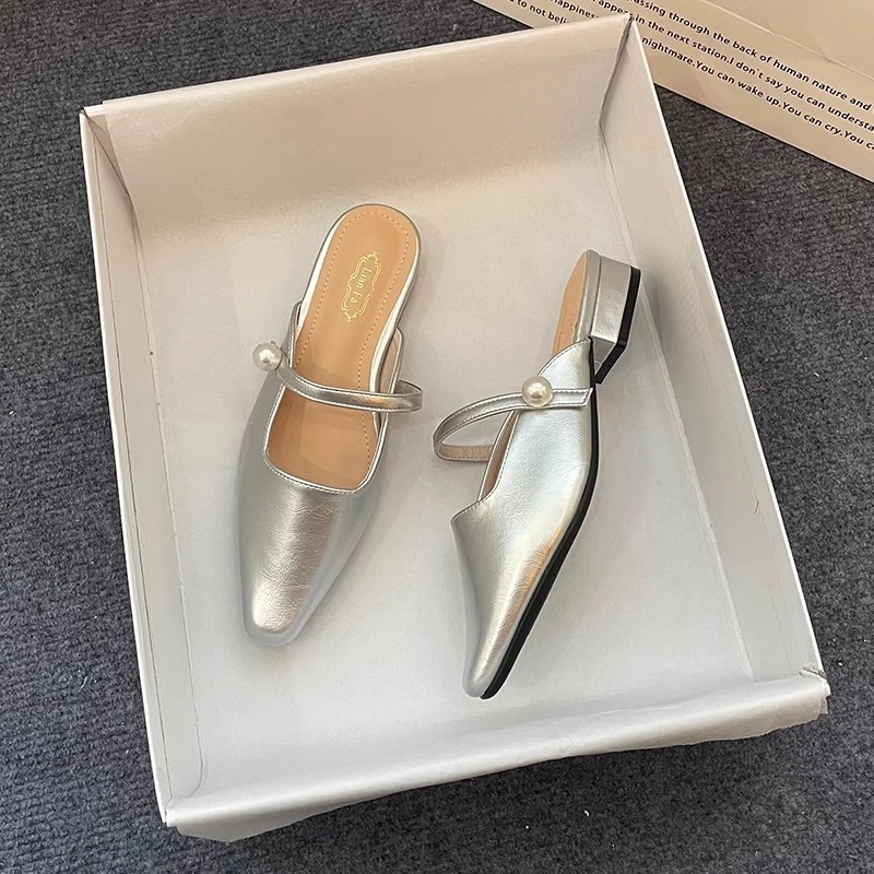 银色包头半拖鞋女低跟春秋新款一字带珍珠法式凉拖软皮配裙子单鞋