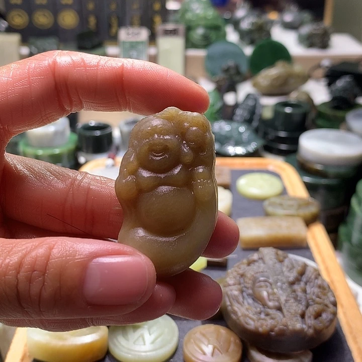 猪***哥和田玉未镶嵌珠宝半成品