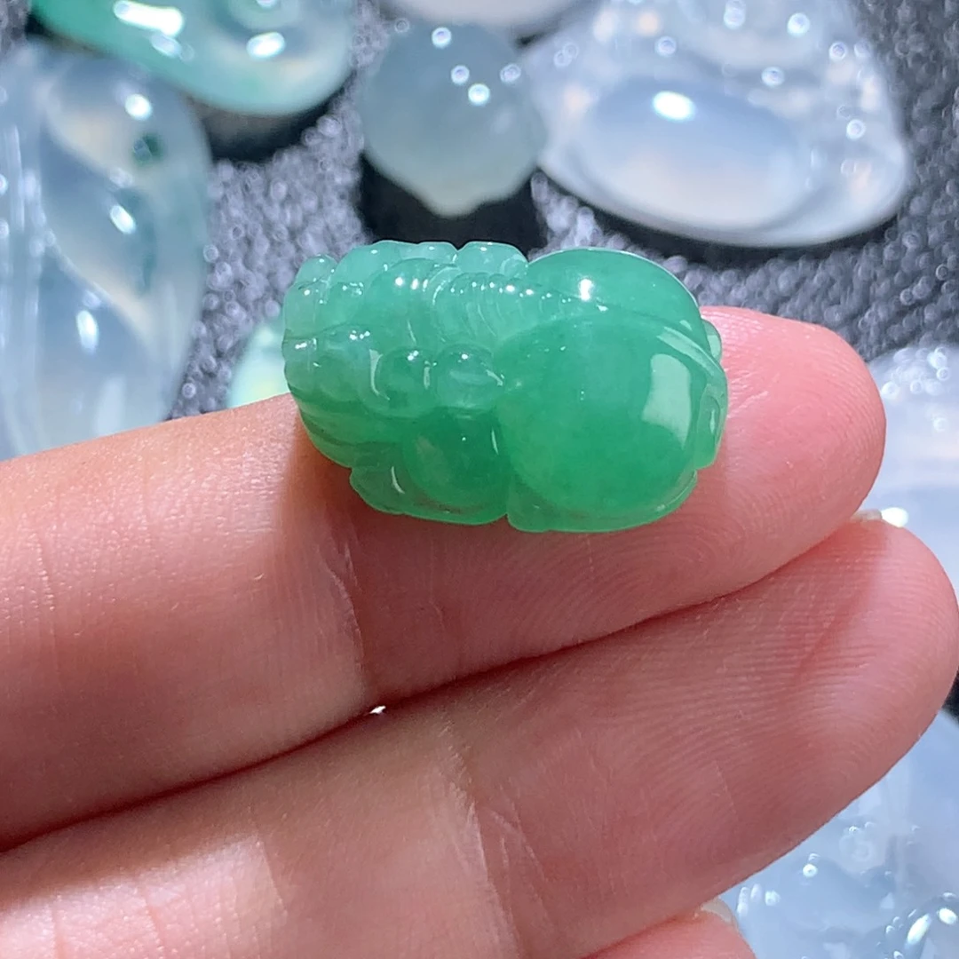 翡翠未镶嵌颈饰缅甸