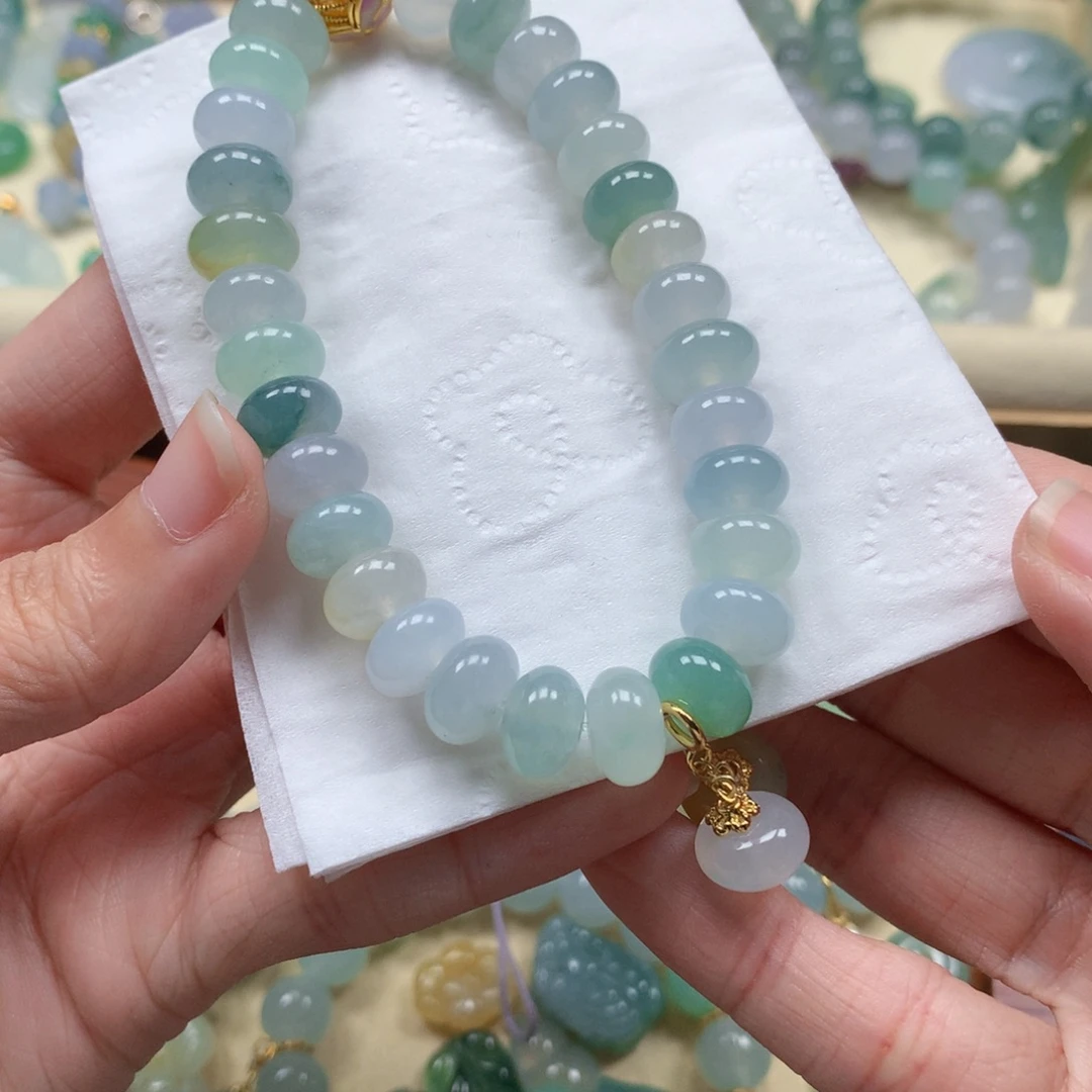 翡翠未镶嵌颈饰是