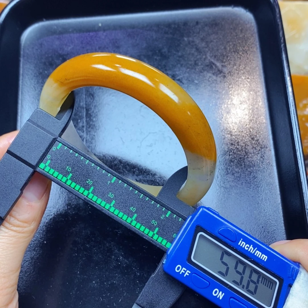 未镶嵌石英质玉（黄龙玉）颈饰