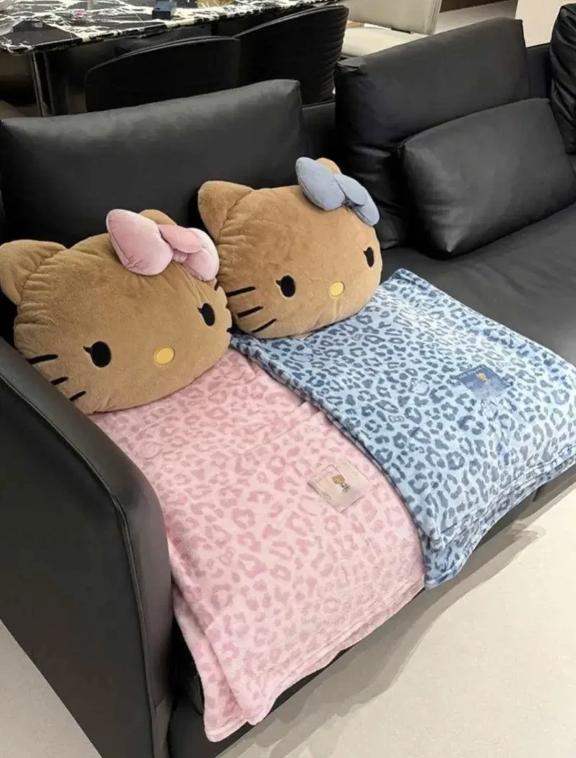 黑皮kt猫二合一法兰绒暖香毯抱枕车载两用抱枕毯