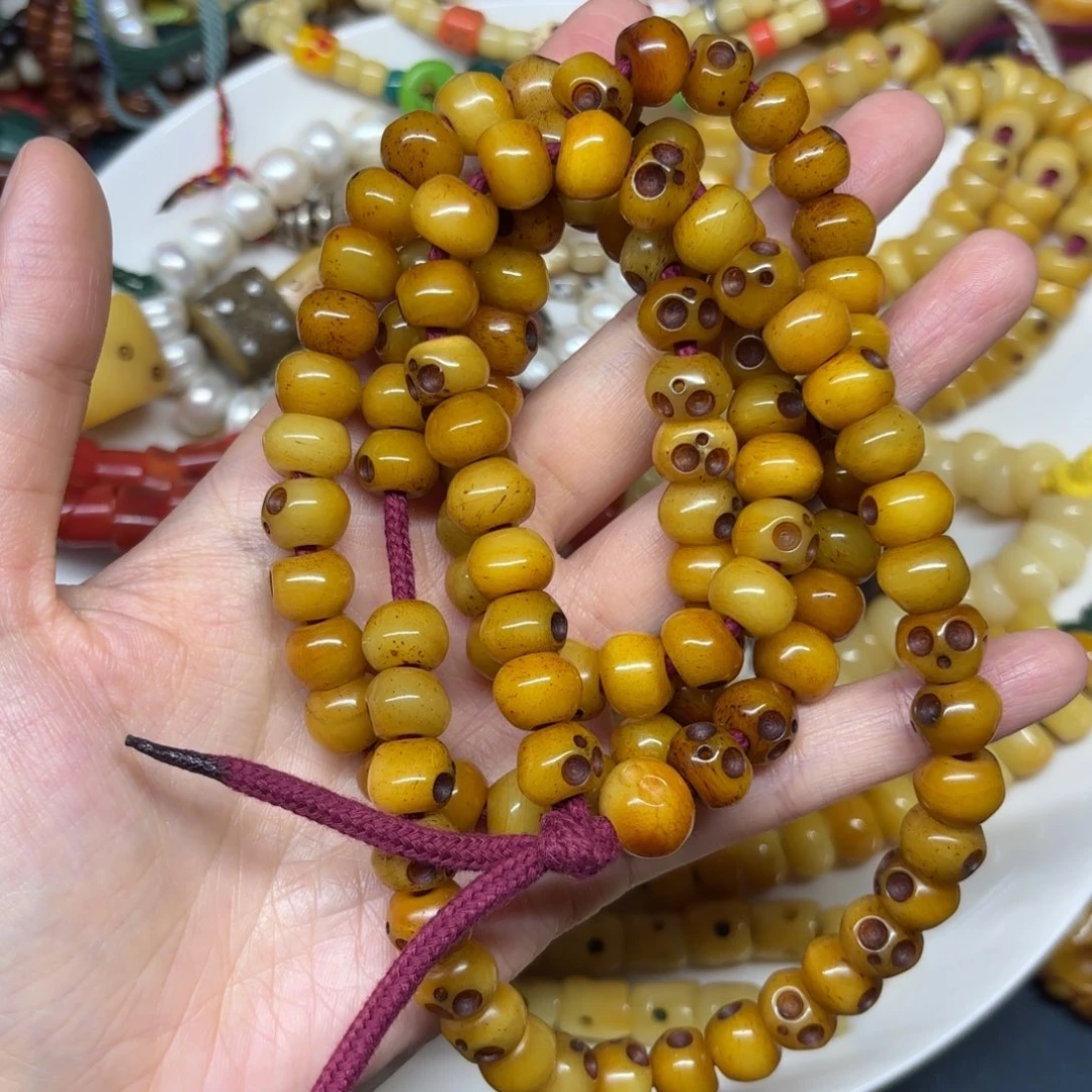 配饰在这块小的岩石下进行