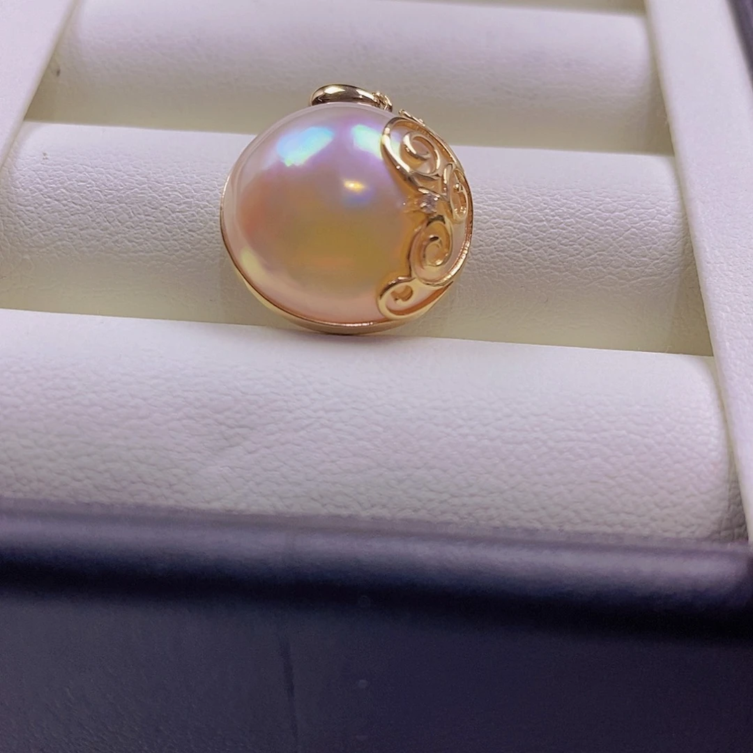 拼合珍珠（马贝珠）颈饰18K金镶嵌