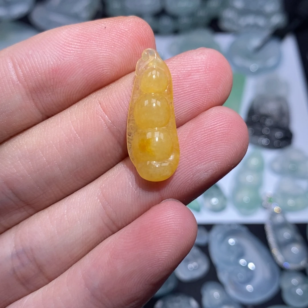 翡翠未镶嵌颈饰福豆