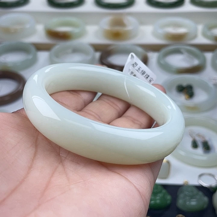 和田玉未镶嵌手镯