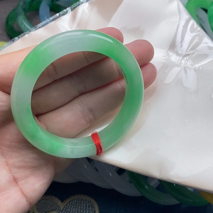 艾***雯仿水晶非金属高端手镯09
