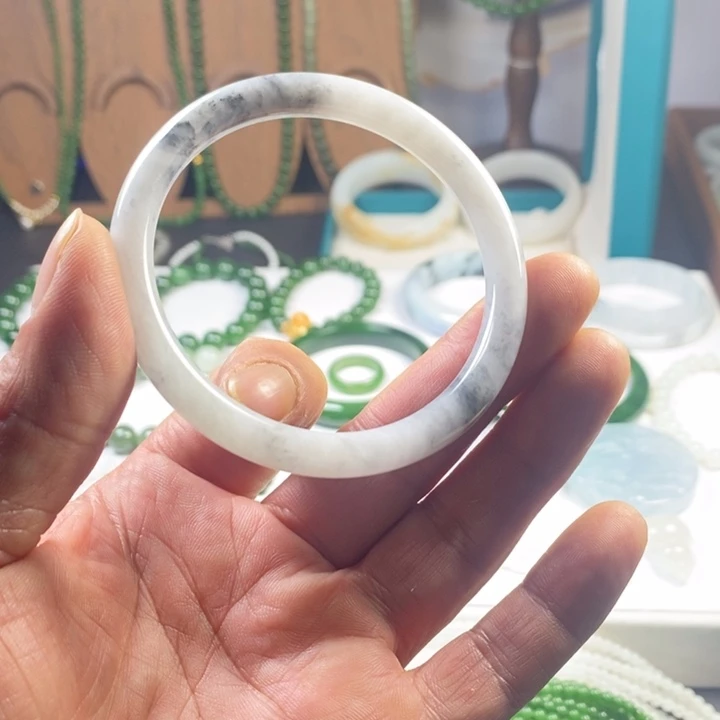 和田玉（青白玉）未镶嵌手镯