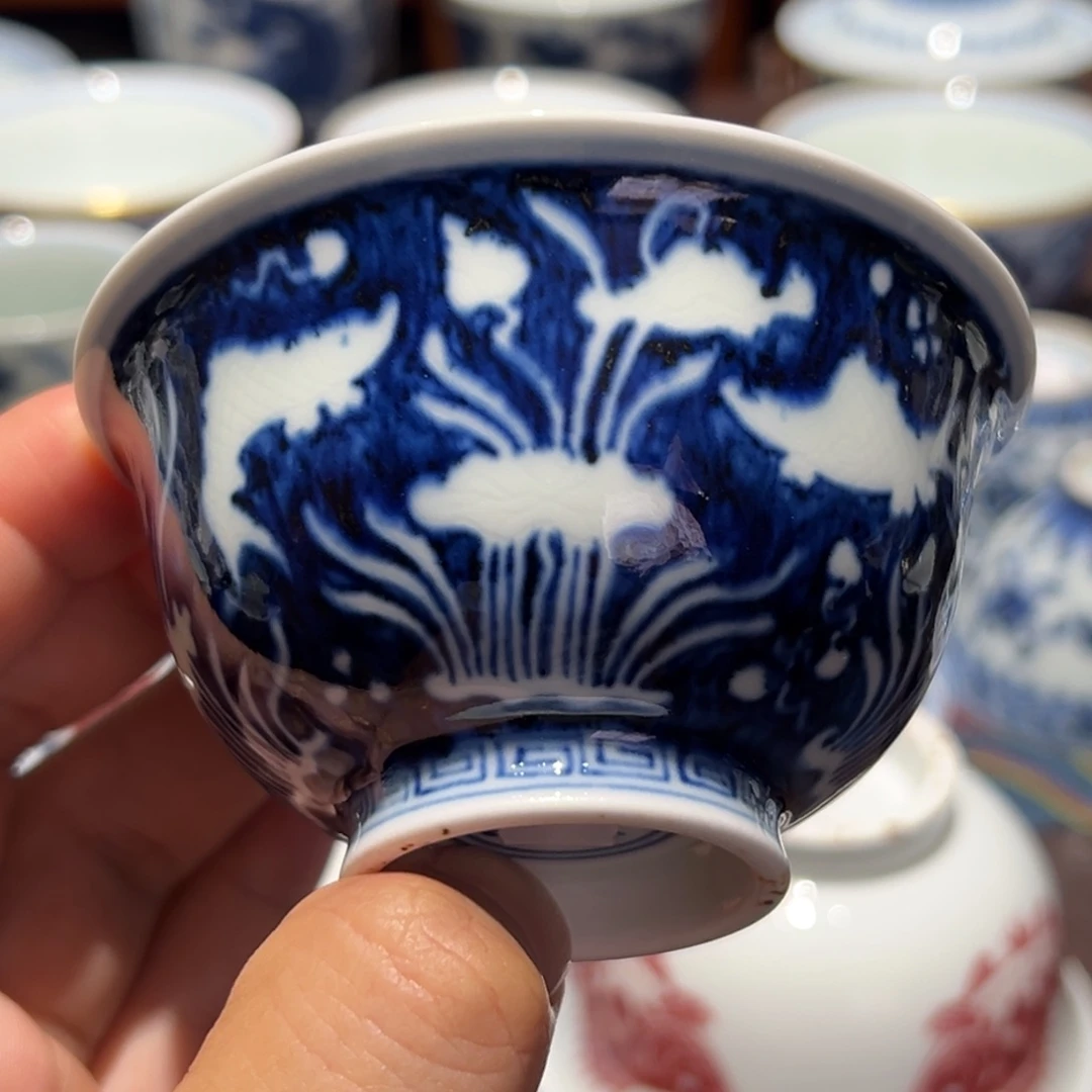 精品青花留白暗刻鱼藻纹小撇口杯口径约8.7厘米