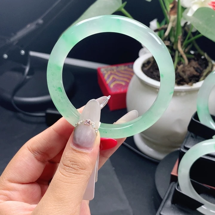 未镶嵌手镯55石英质玉